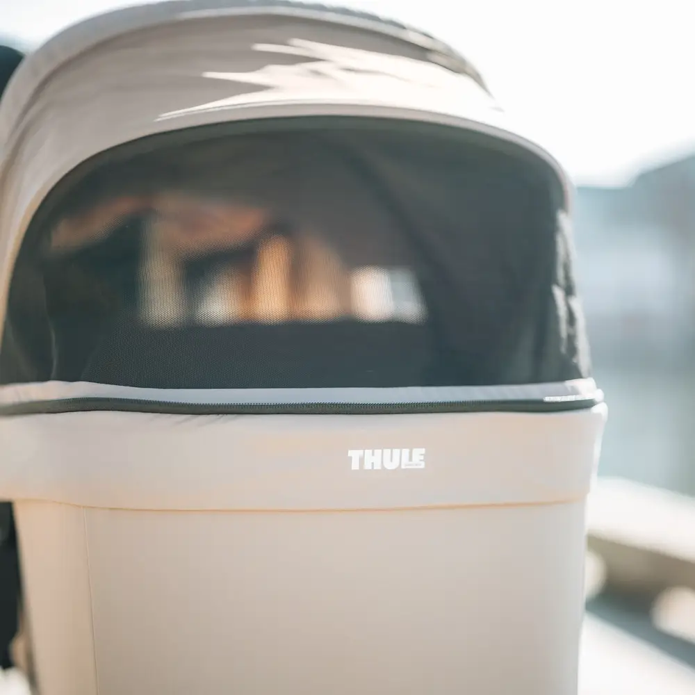 Thule Sleek 2 + Thule Bassinet Tinted Taupe