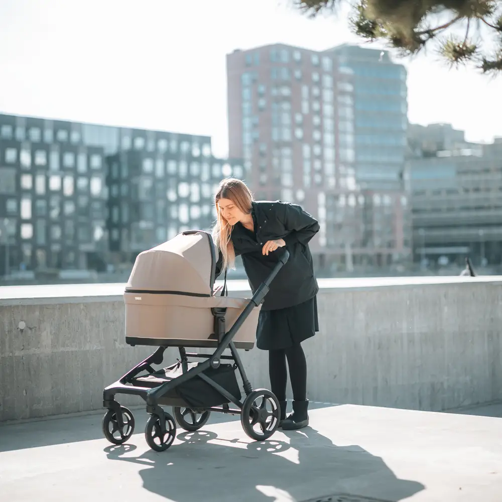 Thule Sleek 2 + Thule Bassinet Tinted Taupe