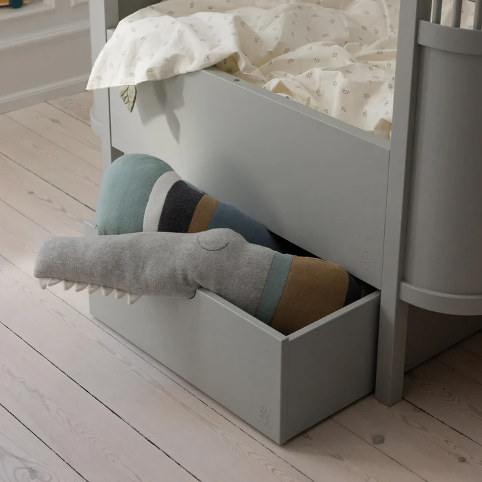 Sebra strikket pude Sleepy Croc, dusty blue mix