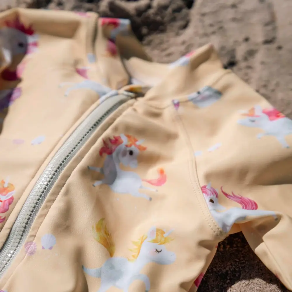 Filibabba Villads – UV-dragt 3-4 år – Unicorn Shores