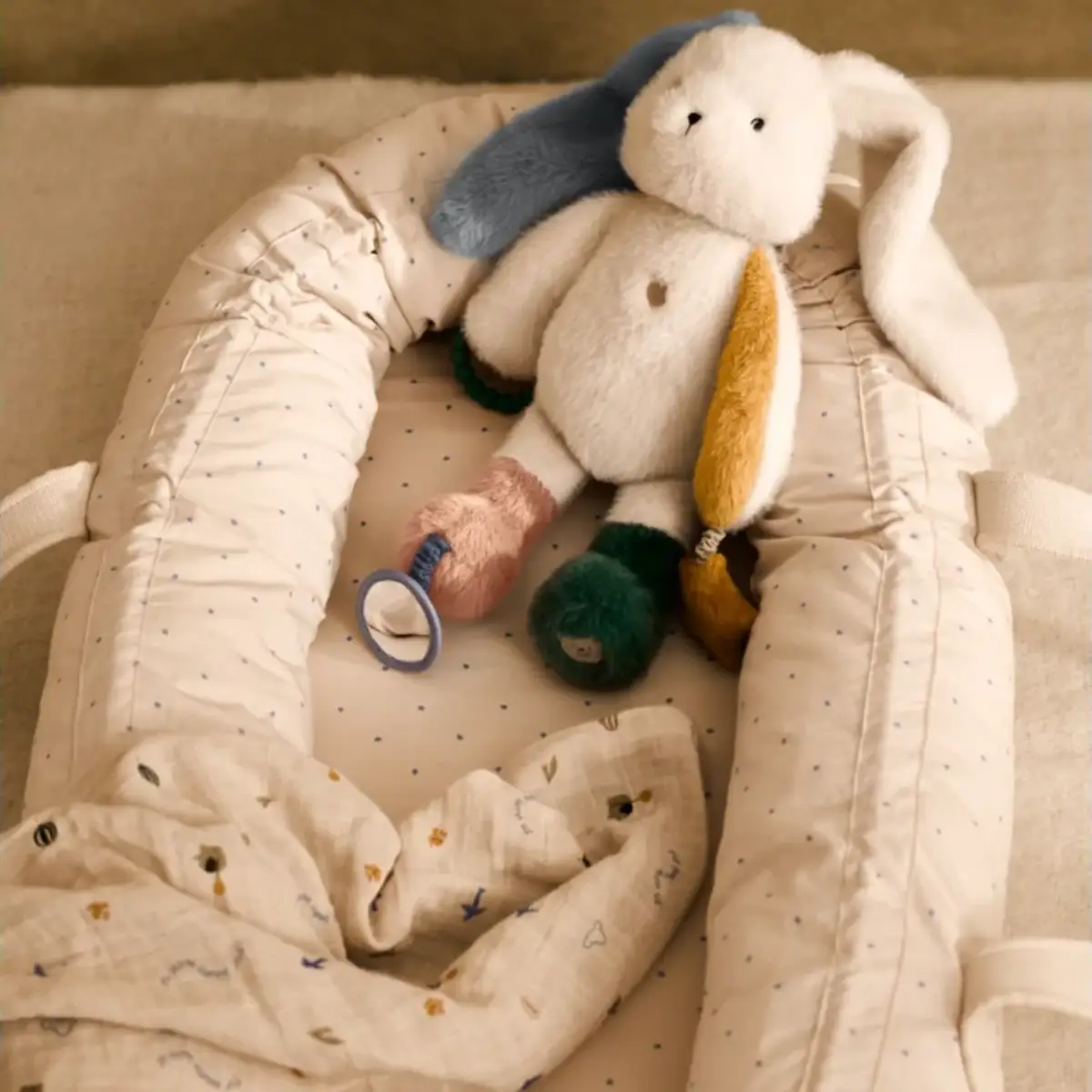 Liewood gro Babynest stjerne / sandfarvet