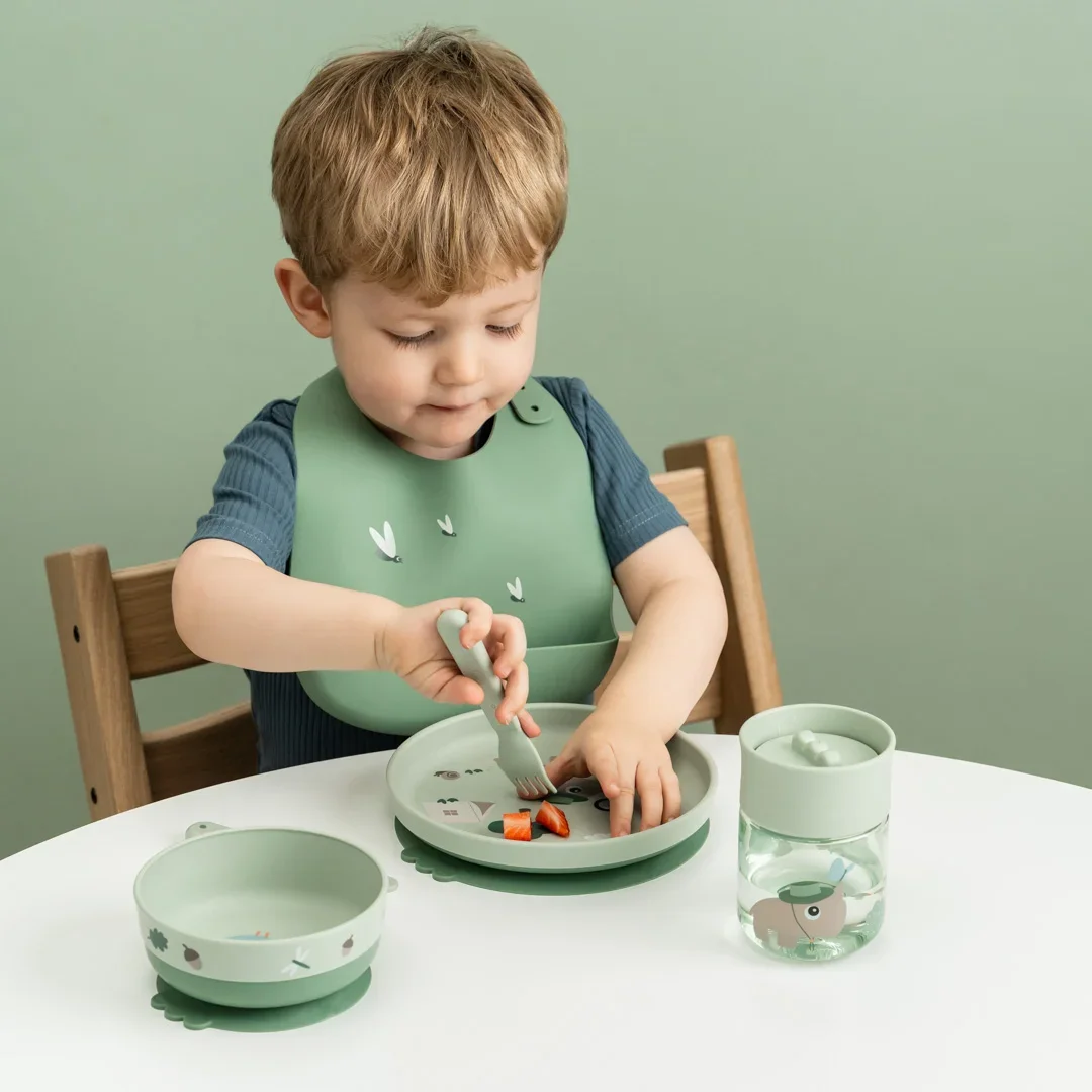Done by Deer Foodie-spisesæt med 360-graders kop – Tiny Trails Green