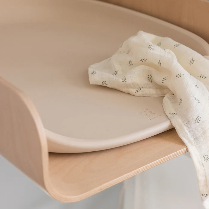 Sebra vægmonteret puslebord i træ