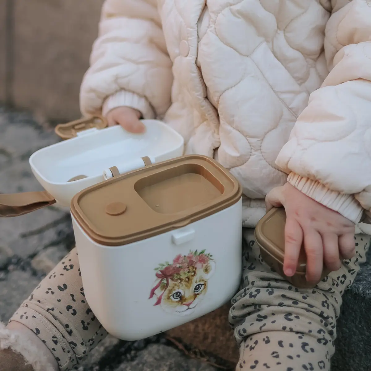 Elodie Details mad- og snackboks Rosy Bow Leo