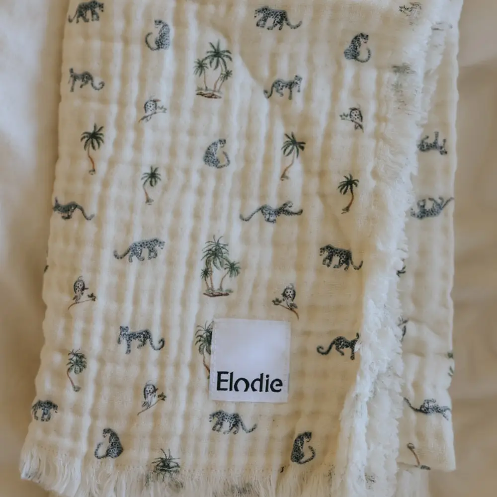 Elodie Muslin Tæppe Garden Leo's Resort