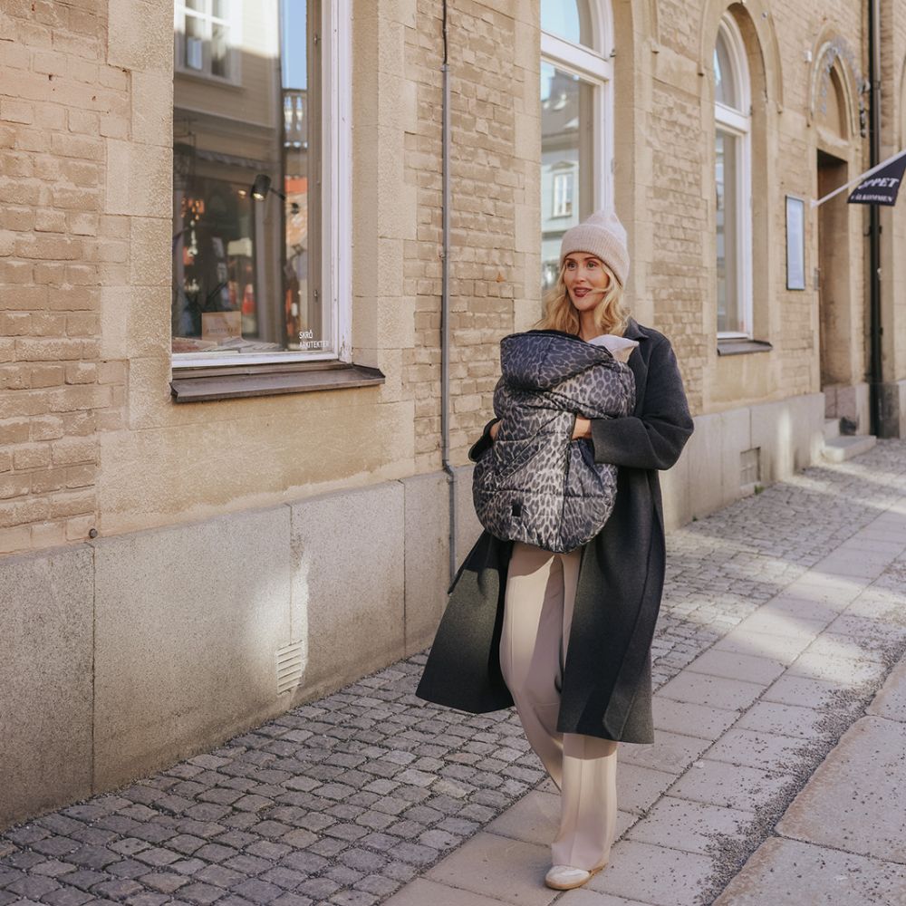 Elodie Details Cozy Cover – overtræk til bæresele og barnevogn, Le Leopard