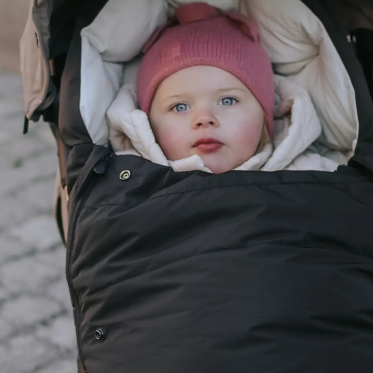 Elodie Details luksuriøs kørepose i uld og Dune-design – sort